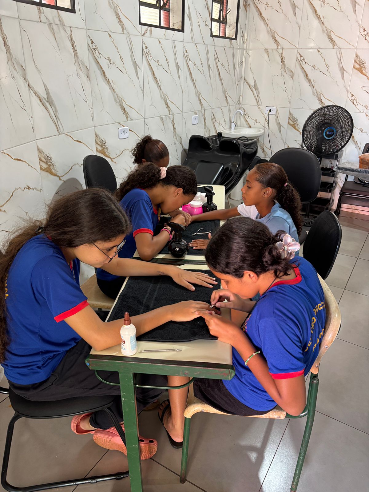 Oficina de Manicure no SCFV